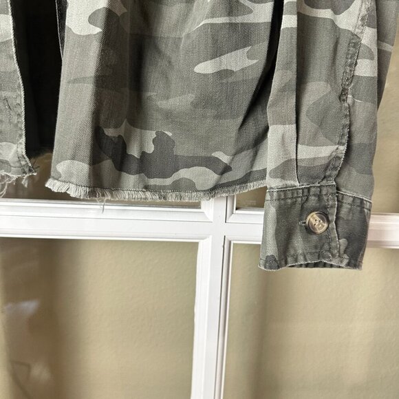 AMERICAN EAGLE Camo Camouflage Shirt Jacket Shacket Size Medium Green - Picture 3 of 12